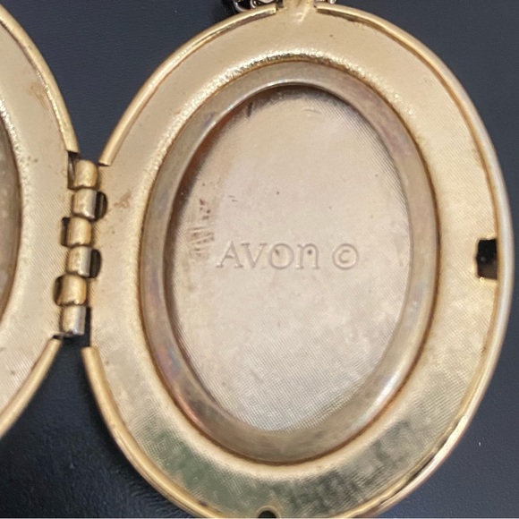 Vintage AVON Gold-tone Oval Floral Faux Pearl Locket Pendant 24” Necklace 33g - Picture 15 of 16